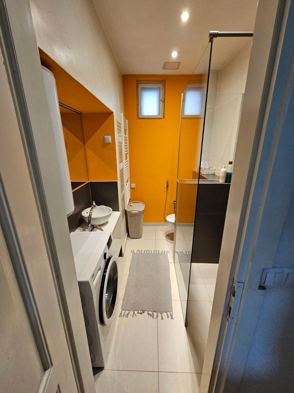 Urban In Center Apartment *